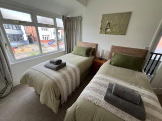 Stylish 3-Bed Home Near Town & Train Station - 9