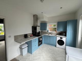Stylish 3-Bed Home Near Town & Train Station - 8