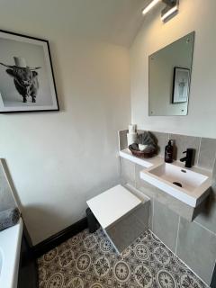 Stylish 3-Bed Home Near Town & Train Station - 7