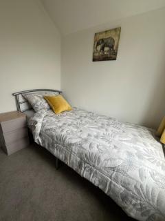 Stylish 3-Bed Home Near Town & Train Station - 5