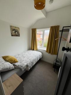 Stylish 3-Bed Home Near Town & Train Station - 4