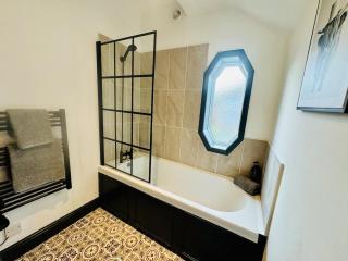 Stylish 3-Bed Home Near Town & Train Station - 1