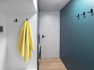 Downtown Petrol Blue studio, AC, Wi-Fi, Free Parking - 7