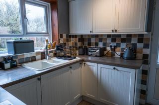 Modern home ideal for long stays Free Parking - 7