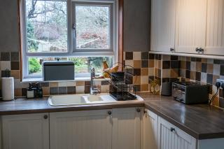 Modern home ideal for long stays Free Parking - 6