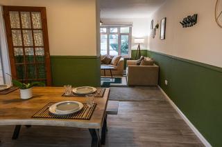 Modern home ideal for long stays Free Parking - 5