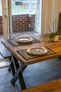 Modern home ideal for long stays Free Parking - 4