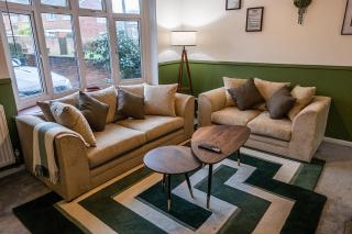 Modern home ideal for long stays Free Parking - 2