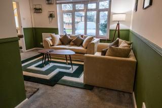 Modern home ideal for long stays Free Parking - 1