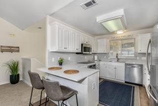Immaculate 3BR close to Lake with Game Room Comfortably sleeps 8! - 8