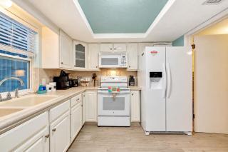 Cozy Oasis Screened Pool Picturesque Water Canal Views! - 1