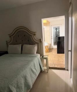 CHEERFUL PRIVATE ROOM 2 MILES AWAY FROM SUNNY ISLES BEACH - 5