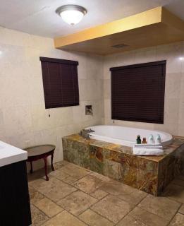 CHEERFUL PRIVATE ROOM 2 MILES AWAY FROM SUNNY ISLES BEACH - 4