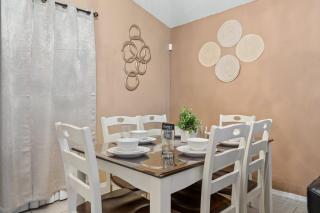 Spacious 4BR Family Home - Near Disney - Sleeps 8 - 9
