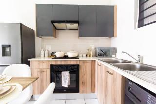 Relaxing 2BR Escape w/ fast WiFi Near Sandton - 6