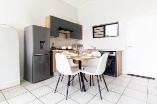 Relaxing 2BR Escape w/ fast WiFi Near Sandton - 2