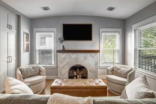 Minutes to SoCo - Sleeps 10 w Studio Near DT - 2