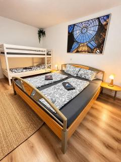 Grüne Oase an der KarLi mit Terrasse, 2 Zimmer barrierefrei - 1