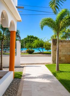 Premium 2BR 2BA Beachfront Terrace AC Parking WiFi - 7