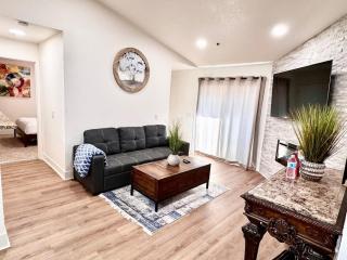 2BR Balcony Pool Gym Near Strip Two Queens - 9