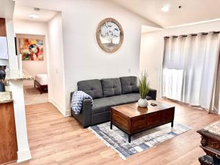 2BR Balcony Pool Gym Near Strip Two Queens - 7