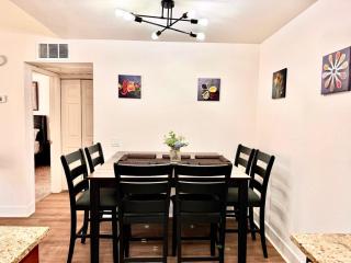 2BR Balcony Pool Gym Near Strip Two Queens - 3