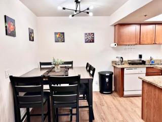 2BR Balcony Pool Gym Near Strip Two Queens - 4