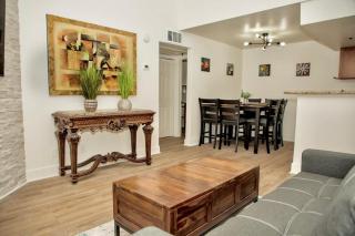 2BR Balcony Pool Gym Near Strip Two Queens - 1