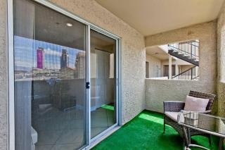 2BR Condo Balcony Pool Gym Near Strip - 9