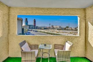 2BR Condo Balcony Pool Gym Near Strip - 7