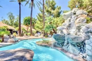 2BR Condo Balcony Pool Gym Near Strip - 3