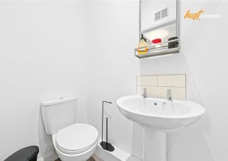 4 Bed Flat With Parking Sleeps 8 in Fife - 9