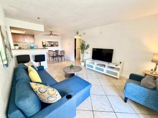 2BR Patio Pool Gym Partial Strip View Two Kings - 9
