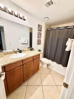 2BR Patio Pool Gym Partial Strip View Two Kings - 5