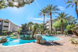 2BR Patio Pool Gym Partial Strip View Two Kings - 3