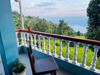 Cozy Hillside Getaway for Nomads & Lake View - 9