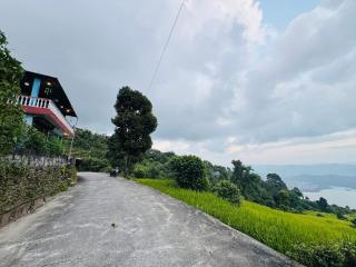 Cozy Hillside Getaway for Nomads & Lake View - 2