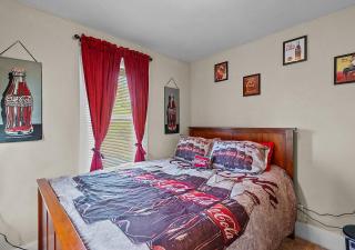 Coca Cola Cottage - Stay & Play Near Purina Farms - Dog Friendly - 3