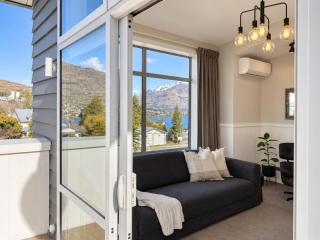 Spacious 3 BDRM, Panoramic Views and 2 Carparks! - 7