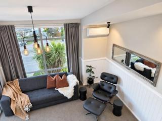 Spacious 3 BDRM, Panoramic Views and 2 Carparks! - 8