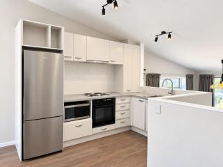 Spacious 3 BDRM, Panoramic Views and 2 Carparks! - 6