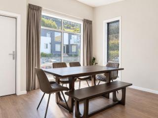 Spacious 3 BDRM, Panoramic Views and 2 Carparks! - 3