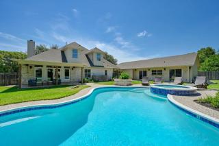 Austin Group Getaway - Pool, Hot Tub, 15 Beds - 0
