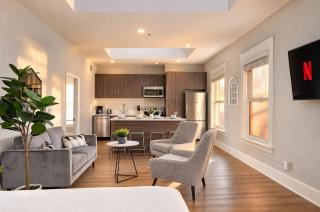 Explore Gaslamp in this Trendy 2BR Sleeps 5 - 0