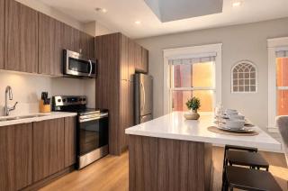 Explore Gaslamp in this Trendy 2BR Sleeps 5 - 9