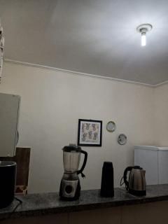Casa com ótima localização, composta por 2 quartos, com ar-condicionado nos dois quartos, além de garagem para carro hatch de pequeno porte - 6