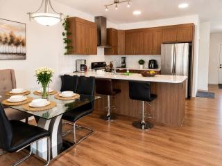 SpaciousCalgaryHome l 4 Bedrooms l Sleeps 8 plus - 4