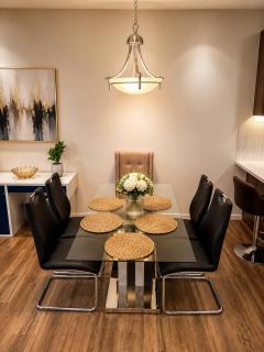 SpaciousCalgaryHome l 4 Bedrooms l Sleeps 8 plus - 2