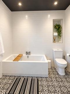 The Lighthouse - 3BD, sleeps 7, Free parking - 7