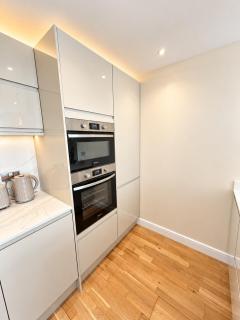 The Altolusso - Luxury 1bd, sleeps 4, free parking, holiday and contractors - 5